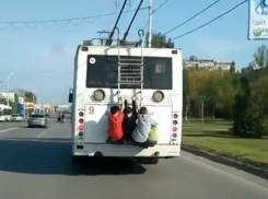 Школьники-зацеперы на троллейбусе в Волгодонске попали на видео 