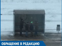 Бравая четверка друзей крушила нашу остановку в квартале В-9, - волгодончанка