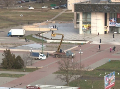 В Волгодонске началась установка искусственной ели у ДК имени Курчатова