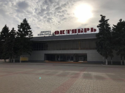 Второй год подряд накануне новогодних праздников в ДК «Октябрь» будут ремонтировать кровлю