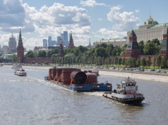 Транспортировка 500-тонной колонны из Волгодонска по Москве-реке в центре столицы попала на видео