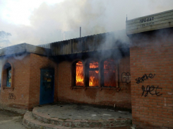 Крупный пожар в сквере Дружба: загорелось заброшенное здание игровых автоматов