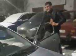 Руками и тумбочкой разбил машину таксисту волгодонец в неадекватном состоянии 