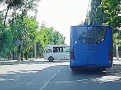 «Новый разворот для общественного транспорта?»: волгодонской автомобилист возмутился разворотом маршрутки на Первомайской