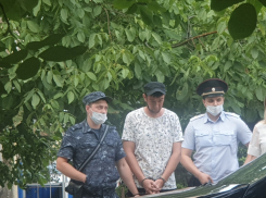 Подозреваемый в убийстве на Ленинградской на месте показал, как совершал преступление