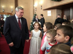Одаренные школьники из Волгодонска лично приняли поздравления от губернатора Василия Голубева
