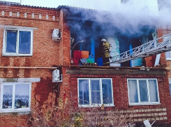 С помощью одеяла спасли пенсионерку из горящего дома сотрудники ДПС в Красноярской