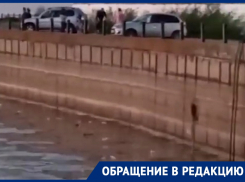 «А зачем убирать за собой?»: отдыхающие на набережной жители Волгодонска выкидывают мусор в воду