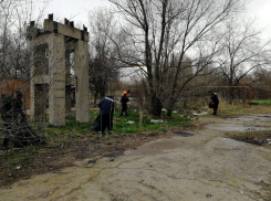 Вместо спасения людей спасатели Волгодонска в дождь убирают мусор в промзоне 