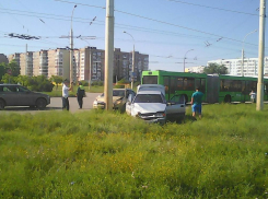 В Волгодонске автоледи на «Опеле» протаранила ВАЗ и врезалась в столб