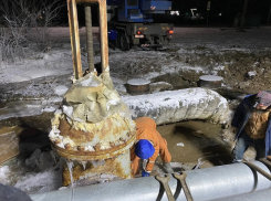 Работать пришлось всю ночь в экстремальных условиях: сотрудники Водоканала предотвратили серьезную проблему на водоводе