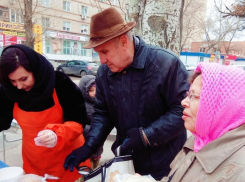Вкусным борщом и пловом с нутом накормили всех нуждающихся возле рынка «Машенька» в Волгодонске 