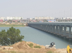 Перекрывающую Сухо-Соленовский залив дамбу разобрали с помощью экскаватора 