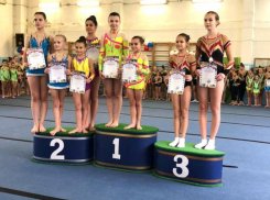 Порядка двухсот сильнейших спортсменов региона собрались на соревнованиях по спортивной акробатике в Волгодонске 