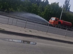 Проспект Строителей начали мыть по утрам водой из поливальных машин 