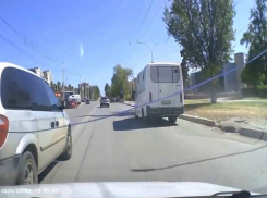 Волгодонский водитель заснял опасный обгон через сплошную на улице Энтузиастов