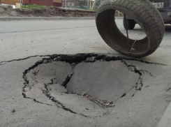 В Волгодонске асфальт на капитально отремонтированном переулке Вокзальный уходит под землю