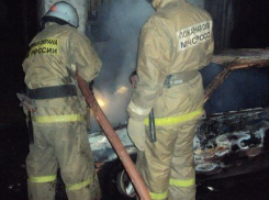 Гараж вместе с ВАЗом сгорели на улице Весенней в Волгодонске