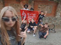 В Волгодонске Ростовской области подростки массово кинули «зигу» на фоне Знамени Победы