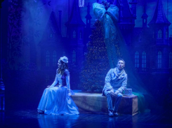Волшебные декорации и потрясающая игра актеров: премьеру «Золушка» подарили актеры ВМДТ волгодонцам к Новому году