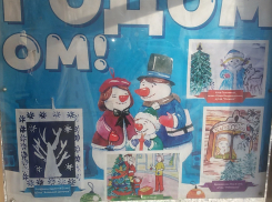 Новогодние рисунки детей появились на остановке в Волгодонске