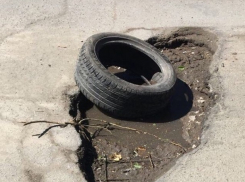 Водитель оставил колесо в яме на центральной улице Волгодонска