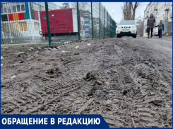 Грязь вместо обещанной дорожки по-прежнему встречает малышей у нового сада «Голубые дорожки»