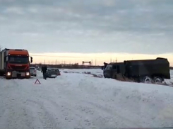 Прибывший на помощь трехосный военный КамАз застрял в снегу под атомной