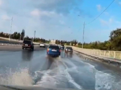 Огромная лужа на новом мосту после каждого дождя: забита ливневка или грехи проектировщиков?