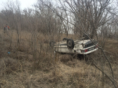 На автодороге Волгодонск-Дубовское водитель такси превысил скорость и улетел в кювет