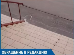 Женщина получила закрытый перелом копчика, поскользнувшись на обледенелой лестнице магазина в Волгодонске