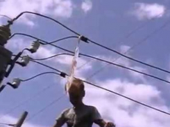 17-летний парень погиб от удара током во время селфи на опоре ЛЭП