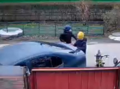  «Это же дети!»: малолетние воры оторвали и украли значок с автомобиля в старом городе