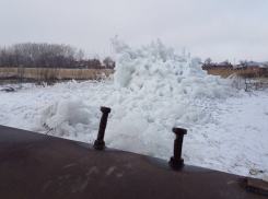Ледяная экспозиция возле трубы с затычками насмешила волгодонцев 