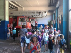 Юные волгодонцы стали свидетелями подготовки пожарных к реальному выезду на вызов