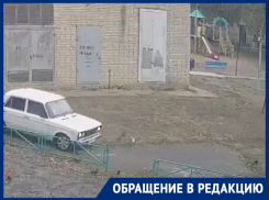 «Идешь по тротуару, еще и сигналят!»: горожанка возмущена тем, что детскую площадку превратили в проезжую часть