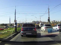 Волонтеры-самозванцы в масках и очках  обирают волгодонцев на дорогах 