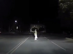 В Волгодонске девушка едва не попала под колеса, переходя дорогу в неположенном месте