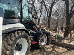 С помощью экскаватора и при поддержке дачников в Волгодонске снесли незаконный приют для собак