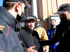 Из-за страха перед бывшей женой из Волгодонска мужчина залез на крышу Александро-Невской лавры 
