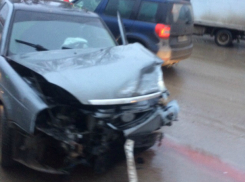 «Приору» разворотило после столкновения с «Тойотой» в Волгодонске 