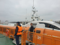 Плавучий причал скоростного флота утащили из Романовской на зимовку