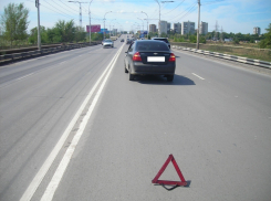В Волгодонске неизвестный водитель устроил ДТП на мосту и скрылся с места происшествия