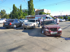 В Волгодонске в серьезном ДТП на Энтузиастов пострадала женщина