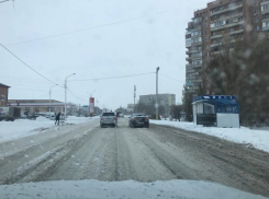 Каша на дорогах и сугробы по колено: Волгодонск продолжает бороться со снежной стихией 