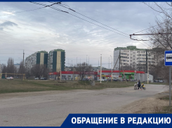 Рискуя жизнью, пешеходы выходят на проезжую часть из-за отсутствия перехода в квартале В-9 