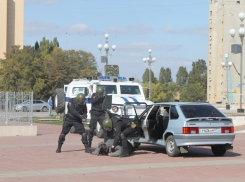 В Волгодонске на площади возле ДК имени Курчатова провели задержание вооруженных преступников