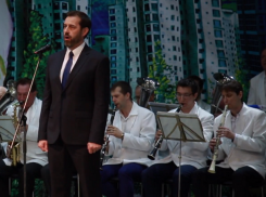 Депутат волгодонской думы Брежнев перепел Кобзона под аккомпанемент духового оркестра