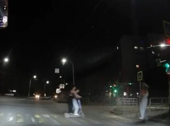 Три девушки на электросамокатах столкнулись на пешеходном переходе в Волгодонске