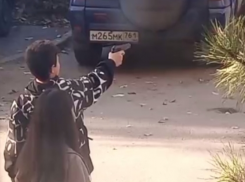 Подростки устроили стрельбу из пневматического пистолета по животным и друг в друга в центре Волгодонска, - очевидцы